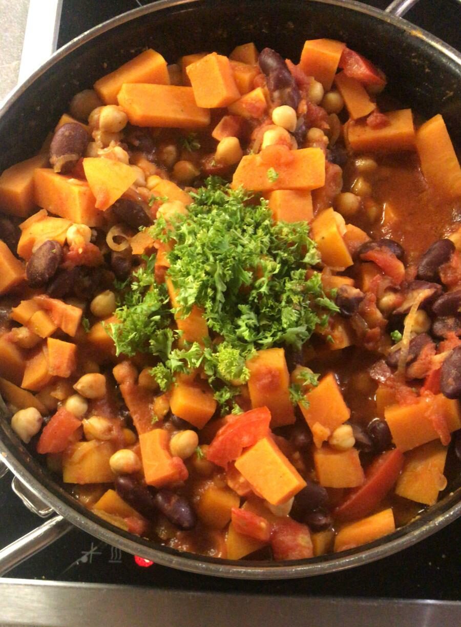 Rezept-Quickie: Süßkartoffel-Curry mit Kichererbsen und Kidney-Bohnen, dekoriert mit Petersilie